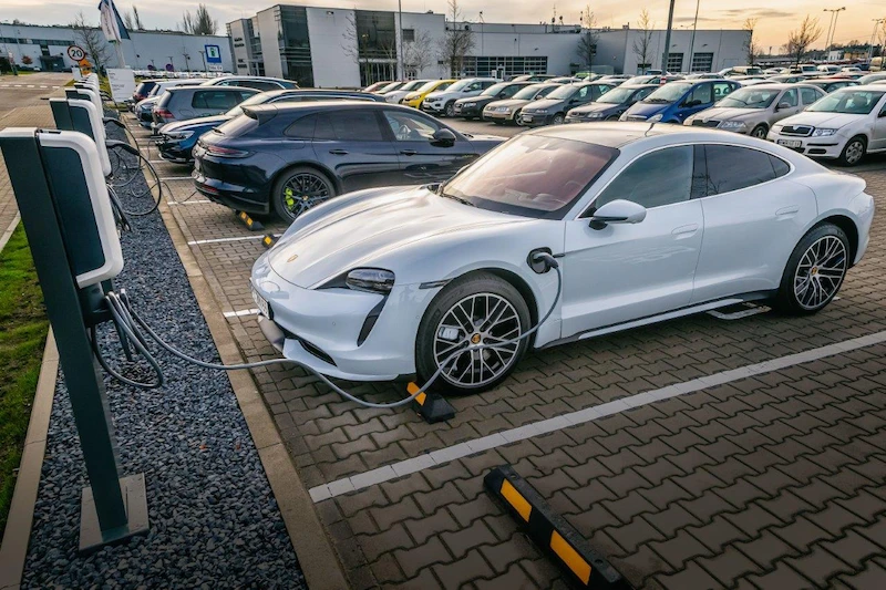 Kadra zarządzająca Volkswagen Group Polska przesiada się na samochody elektryczne i hybrydowe typu plug-in - 2.