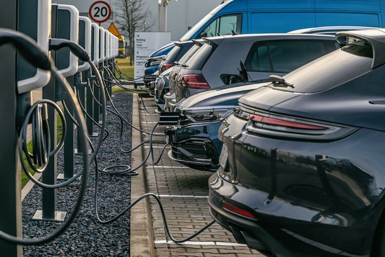 Kadra zarządzająca Volkswagen Group Polska przesiada się na samochody elektryczne i hybrydowe typu plug-in