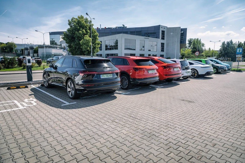 Kadra zarządzająca Volkswagen Group Polska przesiada się na samochody elektryczne i hybrydowe typu plug-in - 6.