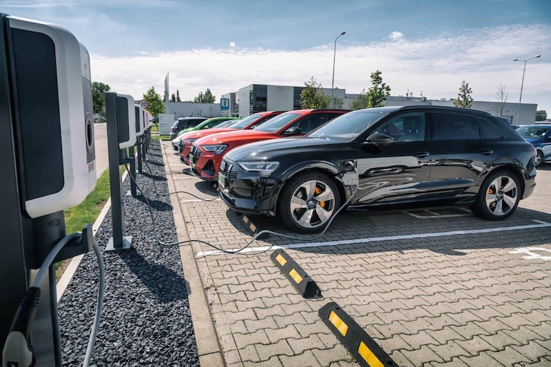 Kadra zarządzająca Volkswagen Group Polska przesiada się na samochody elektryczne i hybrydowe typu plug-in