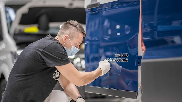 Wyprodukowany w zakładach Volkswagen Poznań - Volkswagen Grand California - na targach Caravans Salon 2021 