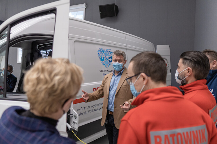 Volkswagen Poznań przekazuje e-Craftera Grupie Ratownictwa PCK Poznań