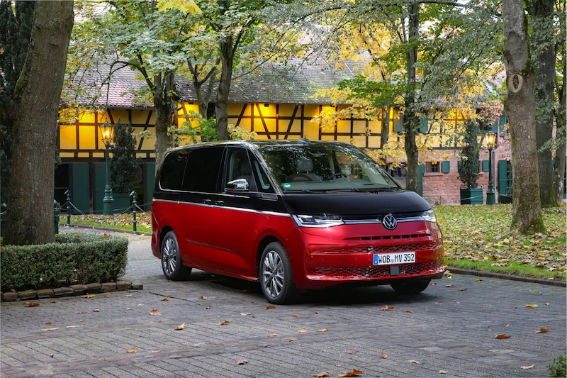 Ikoniczna funkcjonalność i stylistyka - Volkswagen Multivan kontynuuje tradycje T1 Samba