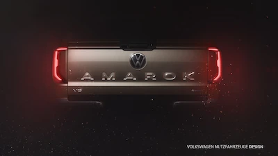 Duża klapa przestrzeni ładunkowej i mnóstwo miejsca za nią: napis "Amarok" wytłoczony na...