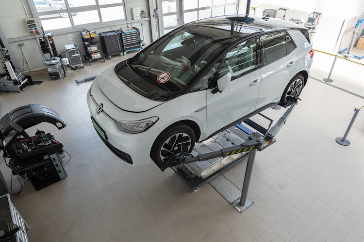 Volkswagen Group Polska rozwija sieć Centrów Napraw Akumulatorów