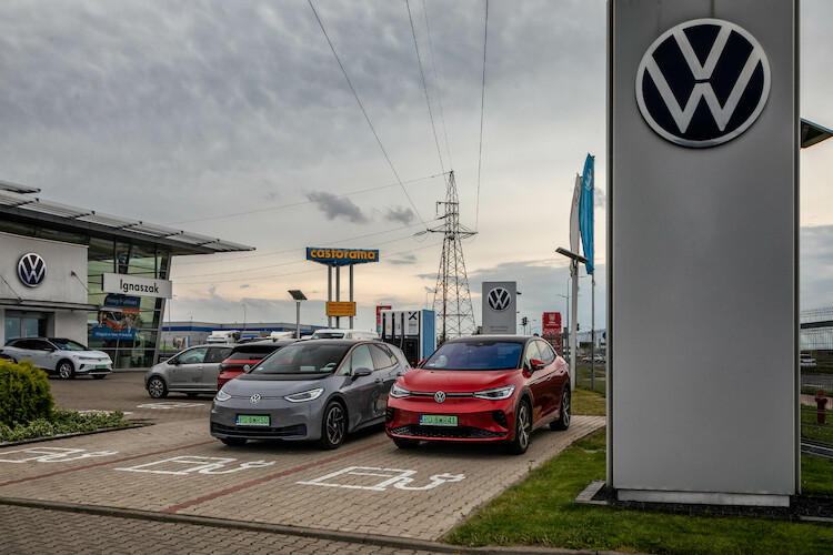 Dealerzy Volkswagena udostępniają punkty ładowania dla samochodów elektrycznych