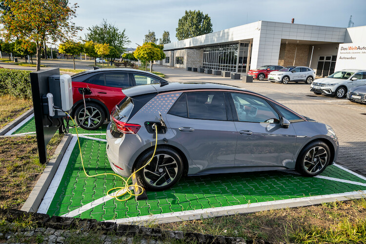 Dealerzy Volkswagena udostępniają punkty ładowania dla samochodów elektrycznych