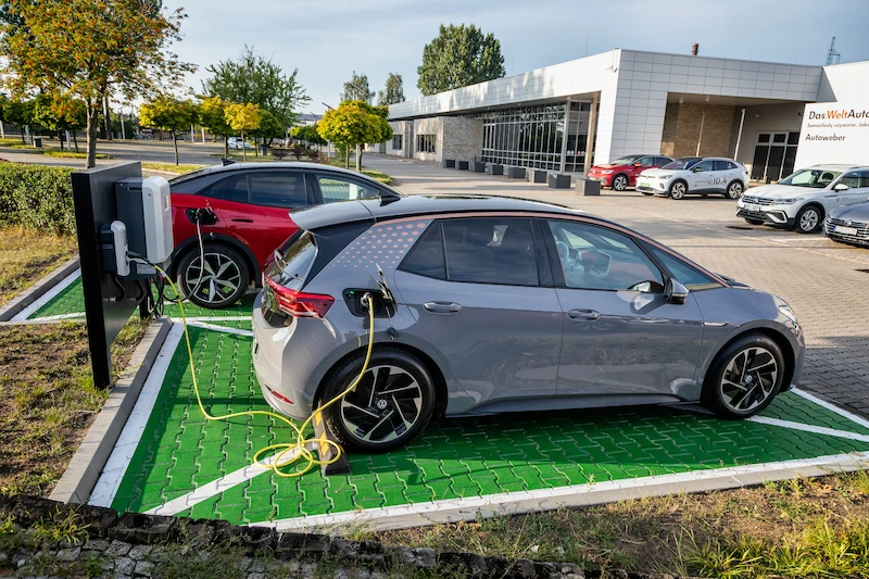Dealerzy Volkswagena udostępniają punkty ładowania dla samochodów elektrycznych - 2.