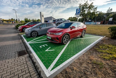 Dealerzy Volkswagena udostępniają punkty ładowania dla samochodów elektrycznych - galeria
