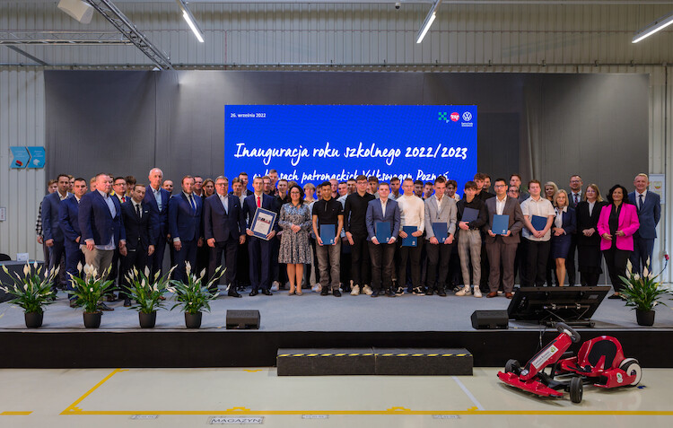 Absolwenci klas patronackich z umowami o pracę w Volkswagen Poznań 
