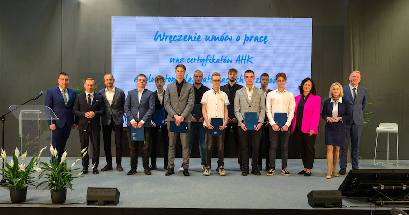 Absolwenci klas patronackich z umowami o pracę w Volkswagen Poznań  - 6.