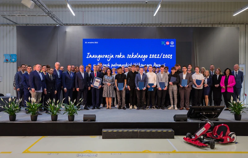 Absolwenci klas patronackich z umowami o pracę w Volkswagen Poznań 