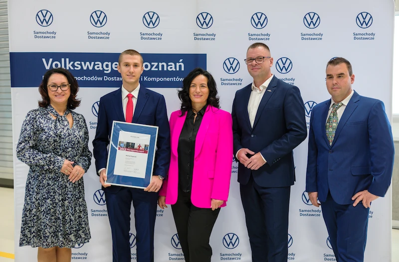 Absolwenci klas patronackich z umowami o pracę w Volkswagen Poznań  - 2.
