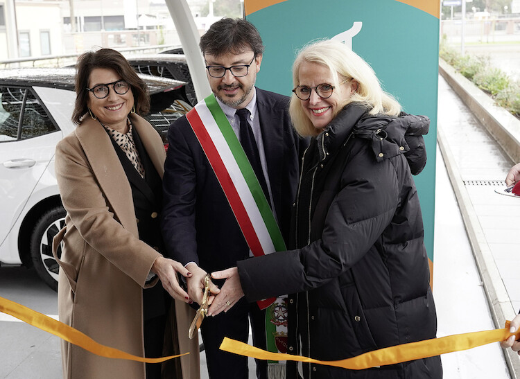  Grupa Volkswagen i Enel X Way zbudują największą sieć szybkich stacji ładowania we Włoszech – Ewiva