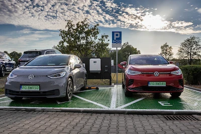 Polacy chcą większego zasięgu aut elektrycznych i rozwoju infrastruktury ładowania –...