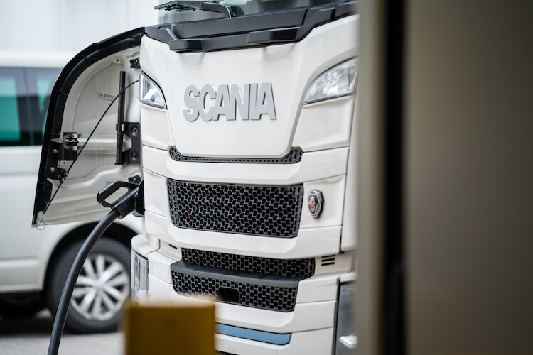 Pierwszy w pełni elektryczny pojazd ciężarowy Scania obsługujący dostawy części dla Volkswagen Poznań