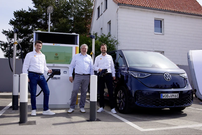 Shell i Volkswagen napędzają rozbudowę infrastruktury ładowania: otwarto pierwszą innowacyjną stację ładowania Flexpole - 2.
