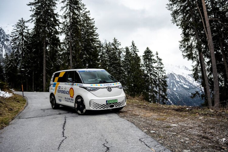 ID. Buzz edukuje w zakresie elektromobilności i bierze udział w wyprawie z Polski w Alpy