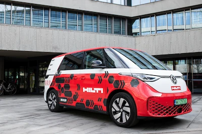 Volkswagen ID. Buzz we flocie Hilti Poland - wizytówka firmy i dowód zrównoważonego...