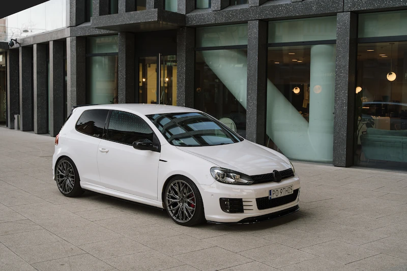 Volkswagen Golf VI – bogate wyposażenie standardowe i wysoki poziom bezpieczeństwa