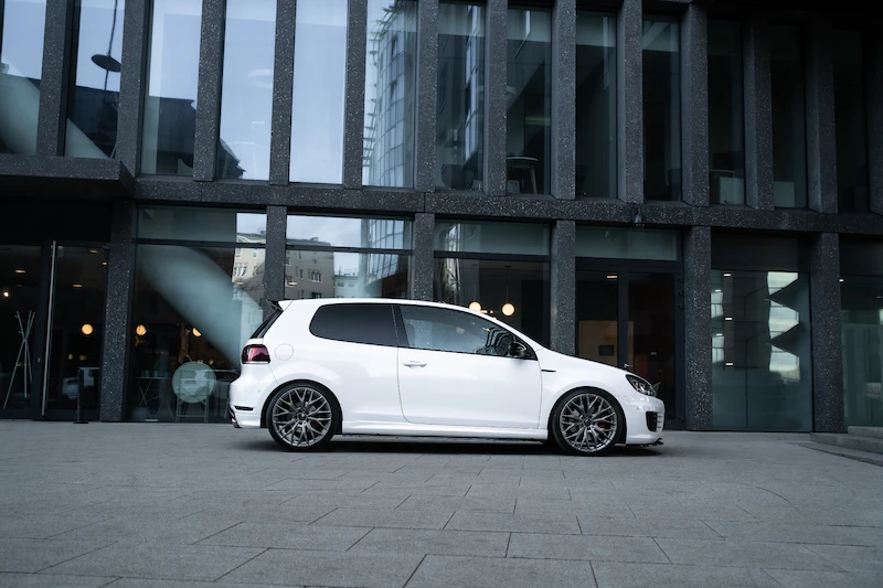 Volkswagen Golf VI – bogate wyposażenie standardowe i wysoki poziom bezpieczeństwa - 12.