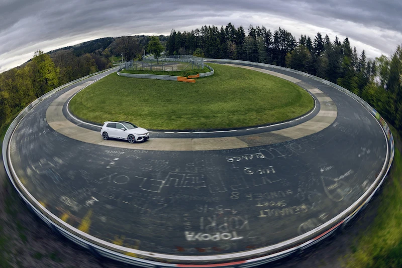 Światowa premiera podczas wyścigu 24 h: Volkswagen prezentuje nowego Golfa GTI Clubsport na Nürburgringu - 15.
