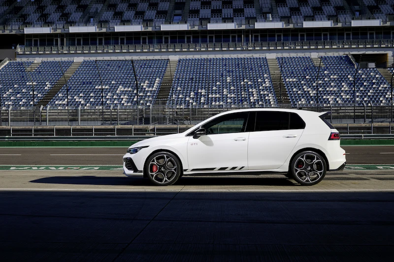 Światowa premiera podczas wyścigu 24 h: Volkswagen prezentuje nowego Golfa GTI Clubsport na Nürburgringu - 2.