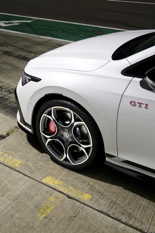 Światowa premiera podczas wyścigu 24 h: Volkswagen prezentuje nowego Golfa GTI Clubsport na Nürburgringu - 9.