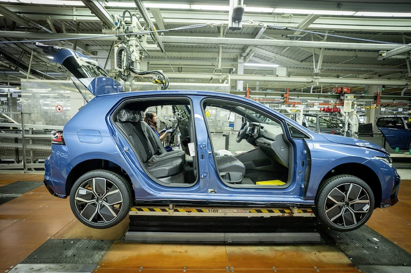 50 lat produkcji Golfa: fabryka Volkswagena w Wolfsburgu świętuje urodziny swojego bestsellera - 4.