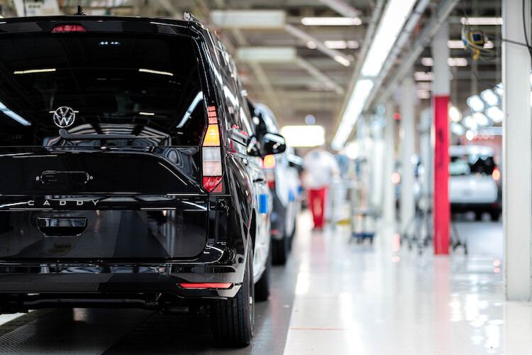 Szukasz pomysłu na wakacje? Możesz zwiedzić zakłady Volkswagen Poznań albo zamówić „Fabrykę na wynos”