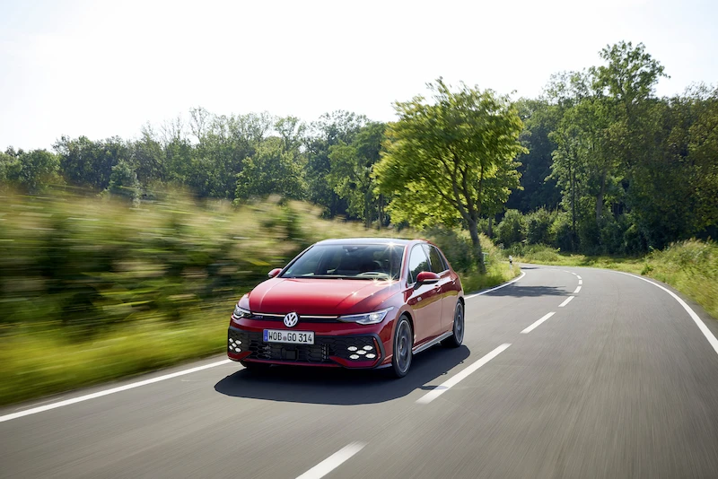 Sportowe modele Volkswagena bardziej przystępne: marka z Wolfsburga obniża ceny odmian GTI i R - 4.