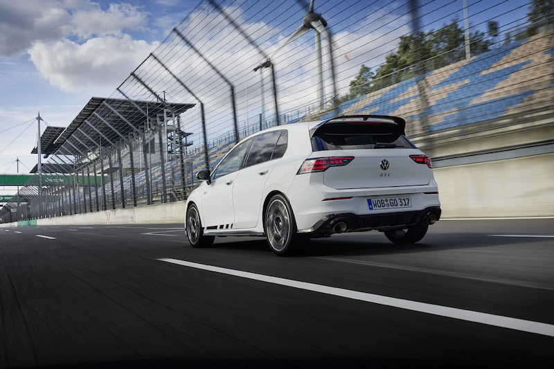 Sportowe modele Volkswagena bardziej przystępne: marka z Wolfsburga obniża ceny odmian GTI i R - 7.
