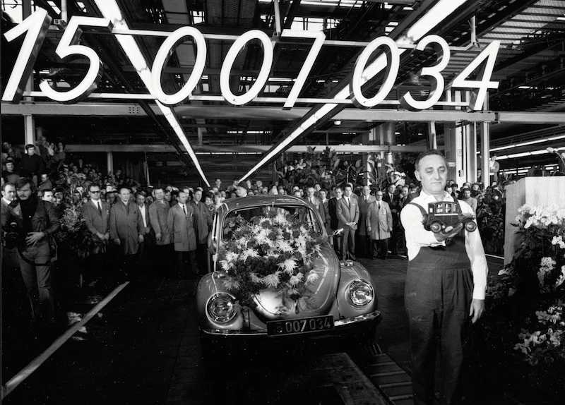 75 lat temu pierwszy egzemplarz Garbusa zjechał z taśmy z fabryki Volkswagena poza Niemcami - 18.