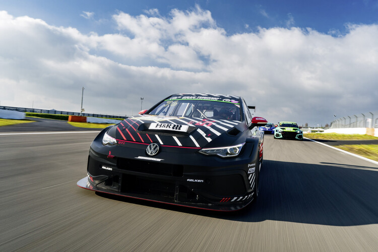 Festiwal Volkswagena Golfa GTI podczas weekendu wyścigowego 24h ADAC na torze Nürburgring