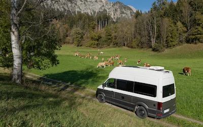 „Austria na czterech kółkach” – nowy przewodnik dla miłośników kamperowych podróży od Volkswagena i Wydawnictwa Pascal