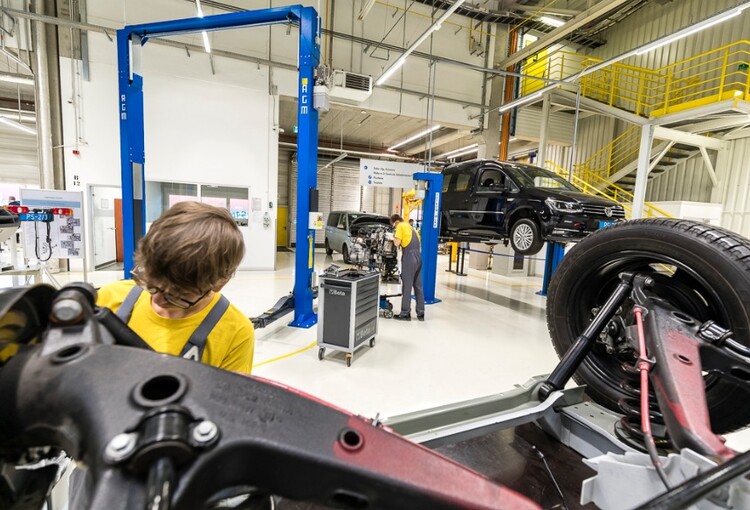 Volkswagen Poznań świętuje 20-lecie kształcenia zawodowego: inwestycja w młodych, która przynosi efekty