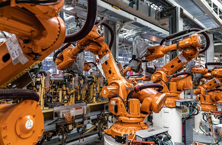 Wydajniejsza, inteligentniejsza i bardziej odporna: Grupa Volkswagen współpracuje z AWS transformując produkcję w erze AI 