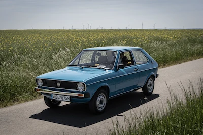 50 lat Polo: miejski Volkswagen zadebiutował w 1975 roku pod hasłem „Mniej znaczy więcej”