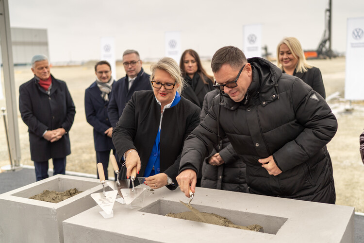 Fabryka Volkswagen Poznań we Wrześni: Wmurowano kamień węgielny pod nowe hale do produkcji elektrycznego Craftera