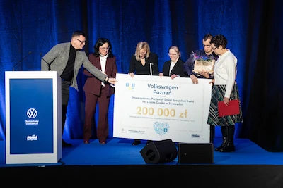 Dogoterapia, rehabilitacja w wodzie i integracja sensoryczna. Finał 16. edycji programu „1+1=3” w Volkswagen Poznań