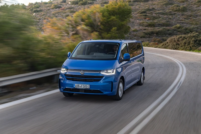 Dalej, szybciej i bezpieczniej: Volkswagen Samochody Dostawcze optymalizuje e-Transportera