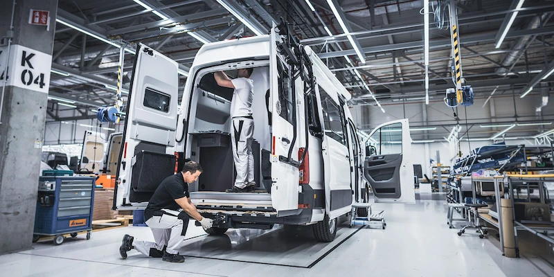 Volkswagen Samochody Dostawcze odkrywa tajniki produkcji modeli Caddy i Crafter w fabrykach w Poznaniu i Wrześni