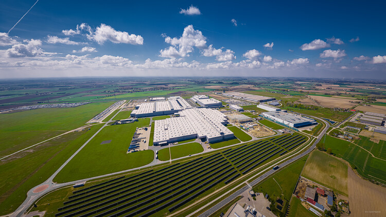 Nie tylko prąd ze słońca. Farma fotowoltaiczna fabryki Volkswagen Poznań stała się pastwiskiem i miejscem badań nad agrowoltaiką