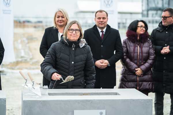 Fabryka Volkswagen Poznań we Wrześni: Wmurowano kamień węgielny pod nowe hale do produkcji elektrycznego Craftera
