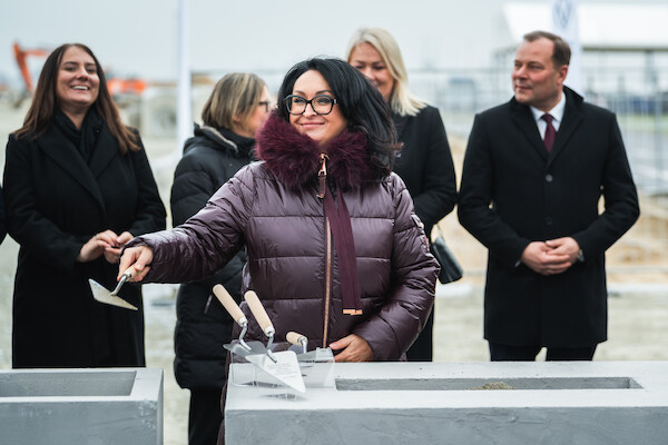 Fabryka Volkswagen Poznań we Wrześni: Wmurowano kamień węgielny pod nowe hale do produkcji elektrycznego Craftera
