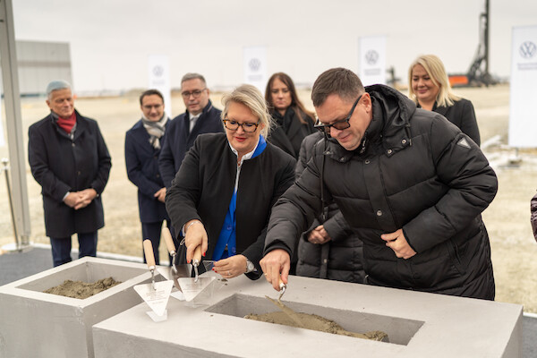 Fabryka Volkswagen Poznań we Wrześni: Wmurowano kamień węgielny pod nowe hale do produkcji elektrycznego Craftera