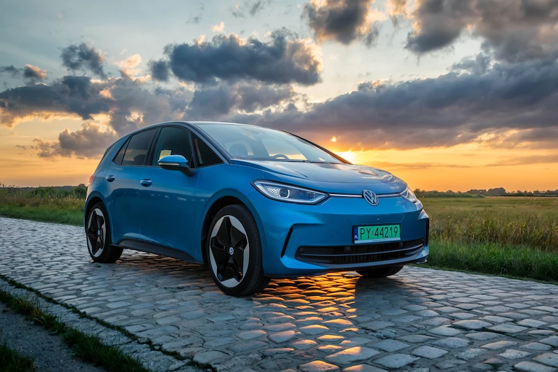Grupa Volkswagen zwiększyła prawie o połowę dostawy pojazdów elektrycznych w pierwszym półroczu - 3.
