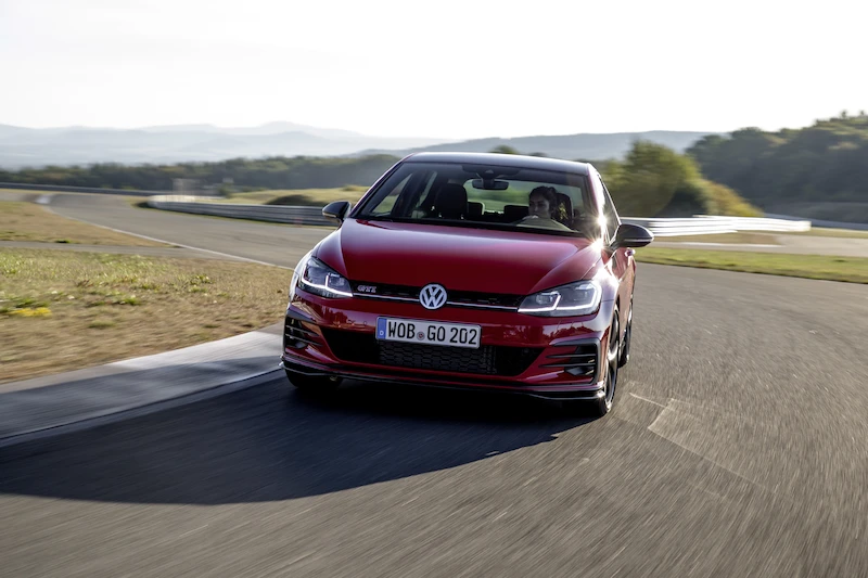 Golf z genami auta wyścigowego: Volkswagen rozpoczął sprzedaż Golfa GTI TCR - 6.