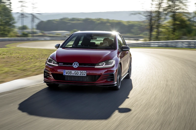 Golf z genami auta wyścigowego: Volkswagen rozpoczął sprzedaż Golfa GTI TCR - 7.