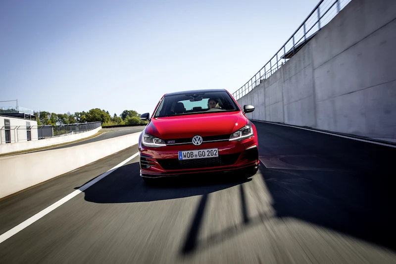 Golf z genami auta wyścigowego: Volkswagen rozpoczął sprzedaż Golfa GTI TCR - 8.